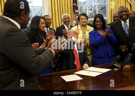28 febbraio 2017 - Washington, Distretto di Columbia, Stati Uniti d'America - il presidente degli Stati Uniti Donald Trump dà una penna dopo aver firmato l'ordine esecutivo HBCU per sostenere Black Colleges and Universities nell'Ufficio ovale della Casa Bianca, 28 febbraio 2017. . Crediti: Aude Guerrucci / Pool via CNP (immagine di credito: © Aude Guerrucci/CNP via ZUMA Wire) Foto Stock