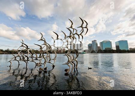8 gennaio 2015 - Orlando, Florida, Stati Uniti d'America - Sculpture Take Flight dell'artista Douwe Blumberg sul lago Eola a Orlando, Florida. Il Lake Eola Park si trova nel cuore del centro di Orlando e ospita l'anfiteatro Walt Disney. (Immagine di credito: © Richard Ellis via ZUMA Wire) Foto Stock