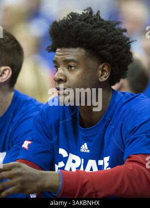 9 marzo 2017 - Kansas City, MO, USA - la guardia dei Kansas Jayhawks Josh Jackson (11) guarda dalla panchina mentre serve una sospensione di una partita durante i quarti di finale dell'Univeristy of Kansas and TCU al Men's Big12 Basketball Championship allo Sprint Center giovedì 9 marzo 2017, a Kansas City, Mo. (Immagine di credito: © Shane Keyser/TNS via ZUMA Wire) Foto Stock