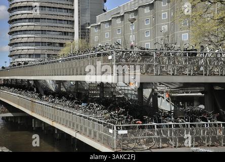 Parcheggio a più livelli per biciclette ad Amsterdam. Vista del garage per biciclette a più piani fuori dalla stazione centrale di Amsterdam Foto Stock