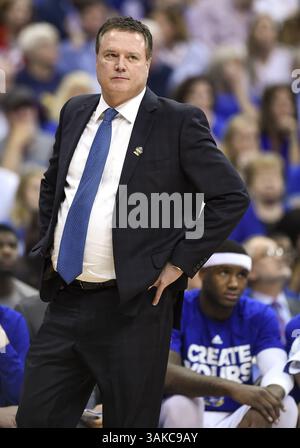 23 marzo 2017 - Kansas City, MO, USA - il capo-allenatore del Kansas Bill Self guarda la sua squadra combattere Purdue nel primo tempo nel Sweet Sixteen round del torneo NCAA allo Sprint Center di Kansas City, Mo., giovedì 23 marzo 2017. Kansas avanzato, 98-66. (Immagine di credito: © Shane Keyser/TNS tramite filo ZUMA) Foto Stock