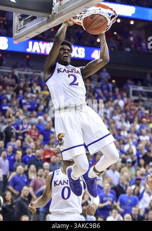 23 marzo 2017 - Kansas City, MO, USA - la guardia del Kansas Lagerald Vick (2) fa un passaggio da vicolo contro Purdue nel primo tempo durante il Sweet Sixteen round del torneo NCAA allo Sprint Center di Kansas City, Mo., giovedì 23 marzo 2017. Kansas avanzato, 98-66. (Immagine di credito: © Rich Sugg/TNS tramite filo ZUMA) Foto Stock