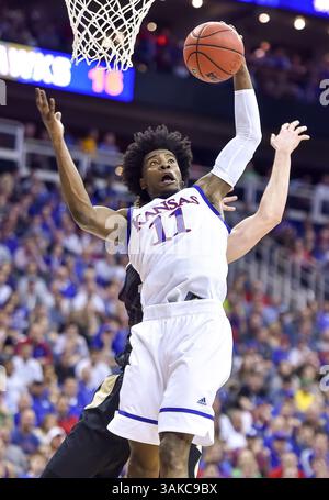 23 marzo 2017 - Kansas City, MO, USA - la guardia del Kansas Josh Jackson (11) tira giù un rimbalzo contro Purdue nel Sweet Sixteen round del torneo NCAA allo Sprint Center di Kansas City, Mo., giovedì 23 marzo 2017. Kansas avanzato, 98-66. (Immagine di credito: © Rich Sugg/TNS tramite filo ZUMA) Foto Stock