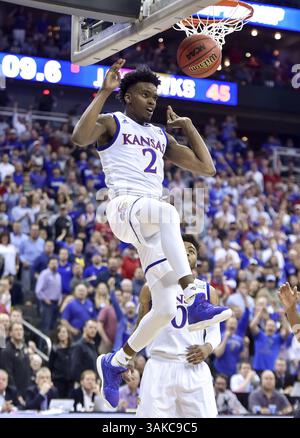 23 marzo 2017 - Kansas City, MO, USA - la guardia del Kansas Lagerald Vick (2) fa un passaggio da vicolo contro Purdue nel primo tempo durante il Sweet Sixteen round del torneo NCAA allo Sprint Center di Kansas City, Mo., giovedì 23 marzo 2017. Kansas avanzato, 98-66. (Immagine di credito: © Rich Sugg/TNS tramite filo ZUMA) Foto Stock