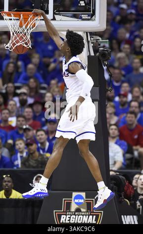 23 marzo 2017 - Kansas City, MO, USA - la guardia del Kansas Josh Jackson (11) si imbatte contro Purdue Boilermakers nel primo tempo durante il Sweet Sixteen round del torneo NCAA allo Sprint Center di Kansas City, Mo., giovedì 23 marzo 2017. Kansas avanzato, 98-66. (Immagine di credito: © Shane Keyser/TNS tramite filo ZUMA) Foto Stock