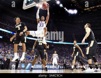 23 marzo 2017 - Kansas City, MO, USA - Landen Lucas (33) di KU si è addormentato durante il secondo tempo contro Purdue nel Sweet Sixteen round del torneo NCAA allo Sprint Center di Kansas City, Mo., giovedì 23 marzo 2017. Kansas avanzato, 98-66. (Immagine di credito: © Rich Sugg/TNS tramite filo ZUMA) Foto Stock