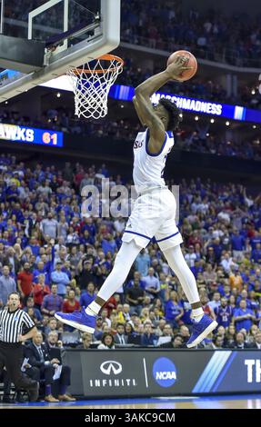 23 marzo 2017 - Kansas City, MO, USA - la guardia del Kansas Lagerald Vick (2) esegue un 360 dunk nel secondo tempo contro Purdue durante il Sweet Sixteen round del torneo NCAA allo Sprint Center di Kansas City, Mo., giovedì 23 marzo 2017. Kansas avanzato, 98-66. (Immagine di credito: © Rich Sugg/TNS tramite filo ZUMA) Foto Stock