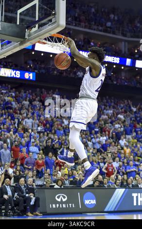 23 marzo 2017 - Kansas City, MO, USA - la guardia del Kansas Lagerald Vick (2) esegue un 360 dunk nel secondo tempo contro Purdue durante il Sweet Sixteen round del torneo NCAA allo Sprint Center di Kansas City, Mo., giovedì 23 marzo 2017. Kansas avanzato, 98-66. (Immagine di credito: © Rich Sugg/TNS tramite filo ZUMA) Foto Stock