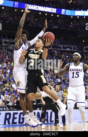 23 marzo 2017 - Kansas City, MO, USA - la guardia delle Purdue Carsen Edwards (3) ha messo un tiro contro la guardia del Kansas Josh Jackson (11) nel secondo tempo durante il Sweet Sixteen round del torneo NCAA allo Sprint Center di Kansas City, Mo., giovedì 23 marzo 2017. Kansas avanzato, 98-66. (Immagine di credito: © Shane Keyser/TNS tramite filo ZUMA) Foto Stock