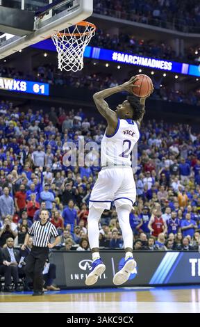 23 marzo 2017 - Kansas City, MO, USA - la guardia del Kansas Lagerald Vick (2) esegue un 360 dunk nel secondo tempo contro Purdue durante il Sweet Sixteen round del torneo NCAA allo Sprint Center di Kansas City, Mo., giovedì 23 marzo 2017. Kansas avanzato, 98-66. (Immagine di credito: © Rich Sugg/TNS tramite filo ZUMA) Foto Stock
