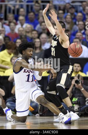23 marzo 2017 - Kansas City, MO, USA - la guardia del Kansas Josh Jackson (11) lancia un passaggio intorno alla guardia Purdue Dakota Mathias (31) nel primo tempo durante il Sweet Sixteen round del torneo NCAA allo Sprint Center di Kansas City, Mo., giovedì 23 marzo 2017. Kansas avanzato, 98-66. (Immagine di credito: © Shane Keyser/TNS tramite filo ZUMA) Foto Stock