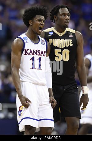 23 marzo 2017 - Kansas City, MO, USA - la guardia del Kansas Josh Jackson (11) grida accanto all'attaccante dei Purdue Caleb Swanigan (50) nel secondo tempo durante il Sweet Sixteen round del NCAA Tournament allo Sprint Center di Kansas City, Mo., giovedì 23 marzo 2017. Kansas avanzato, 98-66. (Immagine di credito: © Shane Keyser/TNS tramite filo ZUMA) Foto Stock