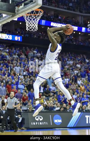 23 marzo 2017 - Kansas City, MO, USA - la guardia del Kansas Lagerald Vick (2) esegue un 360 dunk nel secondo tempo contro Purdue durante il Sweet Sixteen round del torneo NCAA allo Sprint Center di Kansas City, Mo., giovedì 23 marzo 2017. Kansas avanzato, 98-66. (Immagine di credito: © Rich Sugg/TNS tramite filo ZUMA) Foto Stock