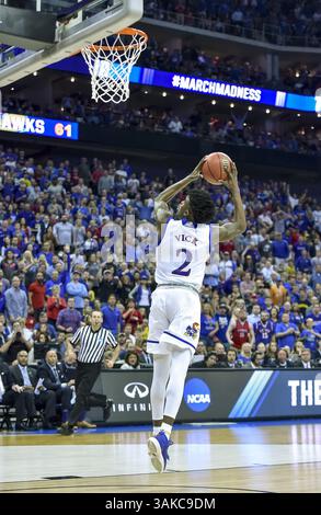 23 marzo 2017 - Kansas City, MO, USA - la guardia del Kansas Lagerald Vick (2) esegue un 360 dunk nel secondo tempo contro Purdue durante il Sweet Sixteen round del torneo NCAA allo Sprint Center di Kansas City, Mo., giovedì 23 marzo 2017. Kansas avanzato, 98-66. (Immagine di credito: © Rich Sugg/TNS tramite filo ZUMA) Foto Stock