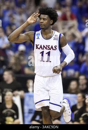 23 marzo 2017 - Kansas City, MO, USA - la guardia del Kansas Josh Jackson (11) segnala tre punti per il suo cestino da 3 punti nel primo tempo contro Purdue durante il Sweet Sixteen round del torneo NCAA allo Sprint Center di Kansas City, Mo., giovedì 23 marzo 2017. Kansas avanzato, 98-66. (Immagine di credito: © Shane Keyser/TNS tramite filo ZUMA) Foto Stock