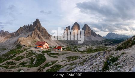 Famosa catena montuosa le tre Cime di Lavaredo con la cima circostante il monte paterno e il rifugio antonio locatelli in un forestiero al crepuscolo Foto Stock