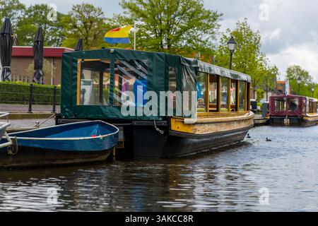 Tradizionale tour in barca gialla nel famoso villaggio di Giethoorn nei Paesi Bassi. villaggio con strade e solo canali per il trasporto Foto Stock