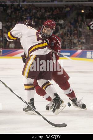 6 aprile 2017: L'attaccante di Harvard Luke Esposito (9) mette il colpo sull'attaccante di Minnesota Duluth Kyle Osterberg (8) durante l'NCAA Hockey congelato quattro partite tra i Minnesota-Duluth Bulldogs e gli Harvard Crimson allo United Center di Chicago, Illinois. Minnesota-Duluth sconfisse Harvard 2-1. John Mersits/CSM(immagine di credito: &Copy; John Mersits/CSM tramite cavo ZUMA) Foto Stock