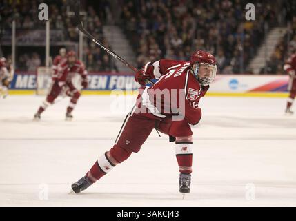 6 aprile 2017: L'attaccante di Harvard Ryan Donato (16) durante l'NCAA Hockey ha congelato quattro partite tra i Minnesota-Duluth Bulldogs e gli Harvard Crimson allo United Center di Chicago, Illinois. Minnesota-Duluth sconfisse Harvard 2-1. John Mersits/CSM(immagine di credito: &Copy; John Mersits/CSM tramite cavo ZUMA) Foto Stock