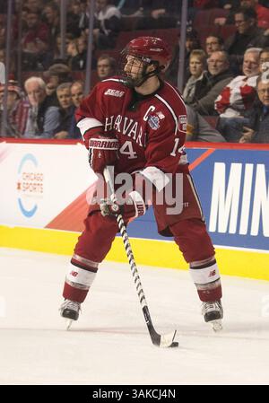 6 aprile 2017: L'attaccante di Harvard Alexander Kerfoot (14) controlla il puck durante l'NCAA Hockey Frozen Four game action tra i Minnesota-Duluth Bulldogs e gli Harvard Crimson allo United Center di Chicago, Illinois. Minnesota-Duluth sconfisse Harvard 2-1. John Mersits/CSM(immagine di credito: &Copy; John Mersits/CSM tramite cavo ZUMA) Foto Stock