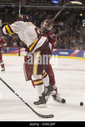 6 aprile 2017: L'attaccante di Harvard Luke Esposito (9) mette il colpo sull'attaccante di Minnesota Duluth Kyle Osterberg (8) durante l'NCAA Hockey congelato quattro partite tra i Minnesota-Duluth Bulldogs e gli Harvard Crimson allo United Center di Chicago, Illinois. Minnesota-Duluth sconfisse Harvard 2-1. John Mersits/CSM(immagine di credito: &Copy; John Mersits/CSM tramite cavo ZUMA) Foto Stock