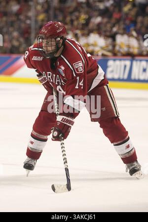 6 aprile 2017: L'attaccante di Harvard Alexander Kerfoot (14) durante l'NCAA Hockey congelò quattro partite tra i Minnesota-Duluth Bulldogs e gli Harvard Crimson allo United Center di Chicago, Illinois. Minnesota-Duluth sconfisse Harvard 2-1. John Mersits/CSM(immagine di credito: &Copy; John Mersits/CSM tramite cavo ZUMA) Foto Stock