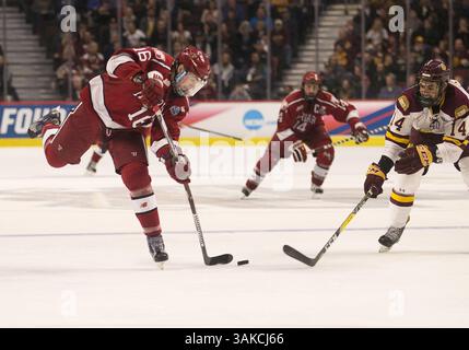 6 aprile 2017: L'attaccante di Harvard Ryan Donato (16) spara al puck mentre l'attaccante di Minnesota Duluth Alex Iafallo (14) difende durante l'NCAA Hockey Frozen quattro partite tra i Minnesota-Duluth Bulldogs e gli Harvard Crimson allo United Center di Chicago, Illinois. Minnesota-Duluth sconfisse Harvard 2-1. John Mersits/CSM(immagine di credito: &Copy; John Mersits/CSM tramite cavo ZUMA) Foto Stock