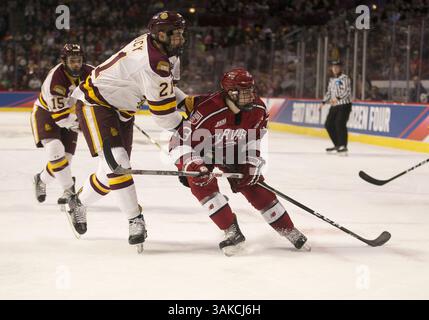6 aprile 2017: L'attaccante di Harvard Nathan Krusko (13) e l'attaccante di Minnesota Duluth Sammy Spurrell (28) combattono per la posizione durante l'NCAA Hockey congelato quattro partite tra i Minnesota-Duluth Bulldogs e gli Harvard Crimson allo United Center di Chicago, Illinois. Minnesota-Duluth sconfisse Harvard 2-1. John Mersits/CSM(immagine di credito: &Copy; John Mersits/CSM tramite cavo ZUMA) Foto Stock