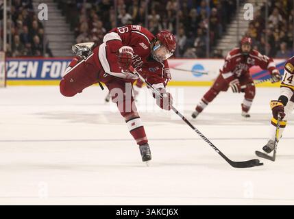 6 aprile 2017: L'attaccante di Harvard Ryan Donato (16) spara al puck durante la NCAA Hockey Frozen Four game action tra i Minnesota-Duluth Bulldogs e gli Harvard Crimson allo United Center di Chicago, Illinois. Minnesota-Duluth sconfisse Harvard 2-1. John Mersits/CSM(immagine di credito: &Copy; John Mersits/CSM tramite cavo ZUMA) Foto Stock