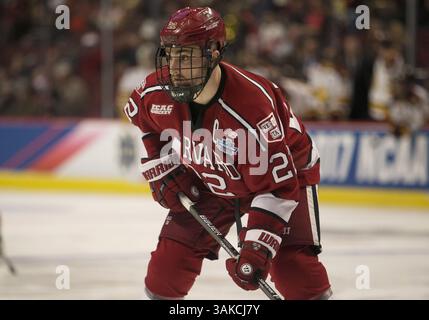 6 aprile 2017: L'attaccante di Harvard Devin Tringale (22) durante l'NCAA Hockey congelò quattro partite tra i Minnesota-Duluth Bulldogs e gli Harvard Crimson allo United Center di Chicago, Illinois. Minnesota-Duluth sconfisse Harvard 2-1. John Mersits/CSM(immagine di credito: &Copy; John Mersits/CSM tramite cavo ZUMA) Foto Stock