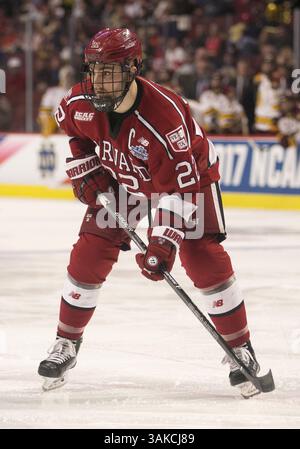 6 aprile 2017: L'attaccante di Harvard Devin Tringale (22) durante l'NCAA Hockey congelò quattro partite tra i Minnesota-Duluth Bulldogs e gli Harvard Crimson allo United Center di Chicago, Illinois. Minnesota-Duluth sconfisse Harvard 2-1. John Mersits/CSM(immagine di credito: &Copy; John Mersits/CSM tramite cavo ZUMA) Foto Stock