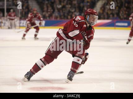 6 aprile 2017: L'attaccante di Harvard Ryan Donato (16) durante l'NCAA Hockey ha congelato quattro partite tra i Minnesota-Duluth Bulldogs e gli Harvard Crimson allo United Center di Chicago, Illinois. Minnesota-Duluth sconfisse Harvard 2-1. John Mersits/CSM(immagine di credito: &Copy; John Mersits/CSM tramite cavo ZUMA) Foto Stock