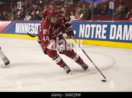 6 aprile 2017: L'attaccante di Harvard Michael Floodstrand (44) pattina con il puck durante l'NCAA Hockey ha congelato quattro partite tra i Minnesota-Duluth Bulldogs e gli Harvard Crimson allo United Center di Chicago, Illinois. Minnesota-Duluth sconfisse Harvard 2-1. John Mersits/CSM(immagine di credito: &Copy; John Mersits/CSM tramite cavo ZUMA) Foto Stock