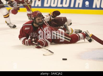 6 aprile 2017: L'attaccante di Harvard Alexander Kerfoot (14) durante l'NCAA Hockey congelò quattro partite tra i Minnesota-Duluth Bulldogs e gli Harvard Crimson allo United Center di Chicago, Illinois. Minnesota-Duluth sconfisse Harvard 2-1. John Mersits/CSM(immagine di credito: &Copy; John Mersits/CSM tramite cavo ZUMA) Foto Stock