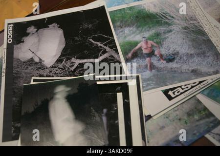 29 marzo 2017 - USA - il 25 marzo 2017, Charles ''Dob'' Cunningham e sua moglie Kay Cunningham, guardano le fotografie di immigrati dal Messico che hanno cercato di attraversare Eagle Pass, Texas illegalmente, alcuni con sacchi di droga. Cunningham ha votato per Donald Trump e concorda con il desiderio del presidente di proteggere il confine. Ma si oppone al piano di Trump di costruire un muro di confine dall'Oceano Pacifico al Golfo del Messico, dicendo che non funzionerà lungo il Rio grande a causa delle inondazioni. (Immagine di credito: © Reshma Kirpalani/TNS tramite filo ZUMA) Foto Stock