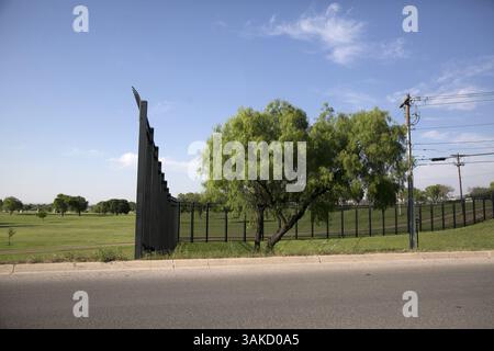29 marzo 2017 - Stati Uniti - durante l'amministrazione di George W. Bush, il governo federale costruì quasi 700 miglia di recinzione lungo il confine tra Stati Uniti e Messico di 2.000 miglia. Nella piccola città di confine di Eagle Pass, Texas, il muro attraversa quasi tre chilometri dal centro città e lascia il campo da golf e il parco della città in quella che alcuni vedono come terra di nessuno tra la recinzione e il fiume. (Immagine di credito: © Reshma Kirpalani/TNS tramite filo ZUMA) Foto Stock
