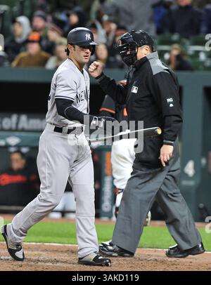 7 aprile 2017 - Baltimora, Maryland, Stati Uniti d'America - l'arbitro di casa Mike DiMuro (16) segnala ''out'' dopo che l'interbase dei New York Yankees Pete Kozma (30) ha oscillato e sbagliato in un campo per il terzo strike e terzo out in cima all'ottavo inning contro i Baltimore Orioles all'Oriole Park a Camden Yards a Baltimora, MD, il 7 aprile 2017. Gli Orioles hanno vinto la partita 6 - 5..Credit: Ron Sachs / CNP. (Immagine di credito: © Ron Sachs/CNP tramite filo ZUMA) Foto Stock