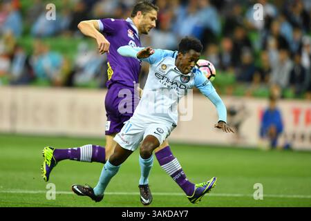 23 aprile 2017 - Melbourne, Victoria, Australia - BRUCE KAMAU (11) della città di Melbourne perde il pallone nell'Elimination Final 2 della A-League tra Melbourne City e Perth Glory all'AAMI Park di Melbourne, Australia. Perth Won 2-0 (immagine di credito: © Sydney Low via ZUMA Wire) Foto Stock