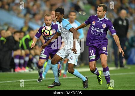 23 aprile 2017 - Melbourne, Victoria, Australia - BRUCE KAMAU (11) della città di Melbourne protegge il pallone nell'Elimination Final 2 della A-League tra Melbourne City e Perth Glory all'AAMI Park di Melbourne, Australia. Perth Won 2-0 (immagine di credito: © Sydney Low via ZUMA Wire) Foto Stock