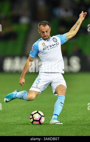 23 aprile 2017 - Melbourne, Victoria, Australia - IVAN FRANJIC (5) di Melbourne City calcia la palla nella finale di eliminazione 2 della A-League tra Melbourne City e Perth Glory all'AAMI Park di Melbourne, Australia. Perth Won 2-0 (immagine di credito: © Sydney Low via ZUMA Wire) Foto Stock