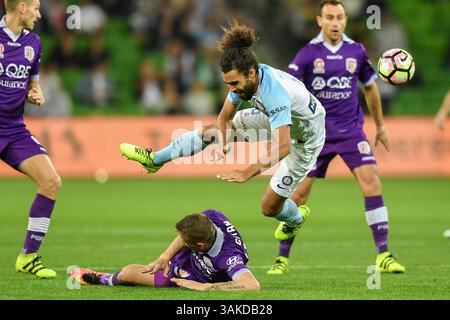23 aprile 2017 - Melbourne, Victoria, Australia - OSAMA MALIK (6) della città di Melbourne viene contaminato nell'Elimination Final 2 della A-League tra Melbourne City e Perth Glory all'AAMI Park di Melbourne, Australia. Perth Won 2-0 (immagine di credito: © Sydney Low via ZUMA Wire) Foto Stock