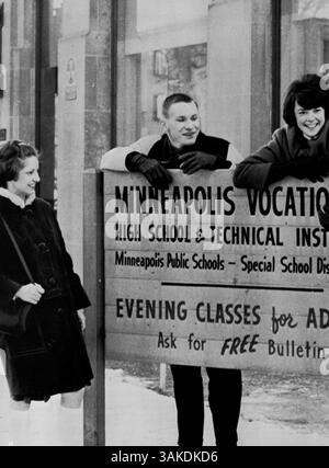 L'annuario professionale del 1964 "Tradewind" documenta la vita scolastica di studenti, insegnanti e attività extracurriculari durante l'anno scolastico 1963-1964. Foto Stock
