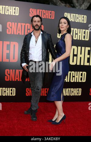 10 maggio 2017 - Westwood, CA, USA - LOS ANGELES - 10 MAGGIO: Stefan Kapicic, Ivana Horvat alla prima mondiale ''Snatched'' al Village Theater il 10 maggio 2017 a Westwood, CA (Credit Image: © Kathy Hutchins/Newscom via ZUMA Press) Foto Stock