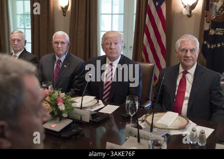 16 maggio 2017 - Washington, Distretto di Columbia, Stati Uniti d'America - il presidente degli Stati Uniti Donald J. Trump (C) siede con i membri della sua amministrazione; il segretario alla difesa degli Stati Uniti James Mattis (L), il vicepresidente degli Stati Uniti Mike Pence (2-L) e il segretario di Stato Rex Tillerson (R) durante un pranzo con il presidente della Turchia Recep Tayyip Erdogan (non nella foto) e i membri della delegazione turca, nella sala del Gabinetto della Casa Bianca a Washington, DC, 16 maggio 2017, USA. Trump ed Erdogan affrontano la questione della cooperazione nella lotta contro il terrorismo, mentre la Turchia si oppone all’armare statunitense del forc curdo Foto Stock