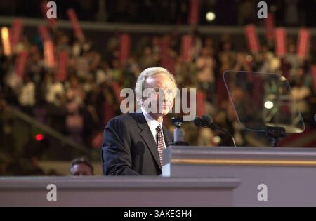 18 maggio 2017 - Los Angeles, California, Stati Uniti - Los Angeles, CA - 16 agosto 2000 -- il senatore degli Stati Uniti Joseph Lieberman (democratico del Connecticut) accetta la nomina democratica a vicepresidente alla Convention nazionale democratica del 2000 a Los Angeles, California mercoledì 16 agosto 2000...credito: Ron Sachs / CNP (immagine di credito: © Ron Sachs/CNP via ZUMA Wire) Foto Stock