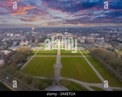 Vista aerea del Royal Hospital Chelsea e del paesaggio urbano di Londra circostante Foto Stock