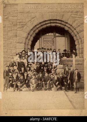 Un gruppo di studenti si erge sui gradini della Minneapolis Academy prima di andare a un picnic al lago Minnetonka nel giugno 1890, catturando un momento di vita studentesca. Foto Stock
