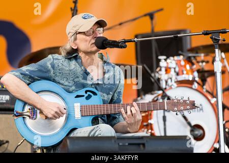 5 maggio 2017 - New Orleans, Lousiana, U. S - SONNY LANDRETH durante il New Orleans Jazz & Heritage Festival a New Orleans, Louisiana (immagine di credito: © Daniel DeSlover via ZUMA Wire) Foto Stock