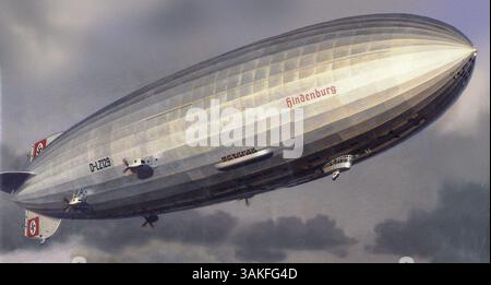6 maggio 2017 - FOTO DEL FILE - il disastro di Hindenburg si è verificato il 6 maggio 1937, quando il dirigibile passeggeri tedesco LZ 129 Hindenburg ha preso fuoco ed è stato distrutto durante il suo tentativo di attraccare con il suo albero di ormeggio alla Naval Air Station Lakehurst a Manchester Township, New Jersey, Stati Uniti. Delle 97 persone a bordo (36 passeggeri e 61 membri dell'equipaggio), ci furono 35 vittime (13 passeggeri e 22 membri dell'equipaggio). Anche un lavoratore a terra fu ucciso, portando il bilancio finale a 36 morti. Nella foto: 6 maggio 1937 - dirigibile tedesco LZ 129 "Hindenburg". Durante l'incidente storico del dirigibile "Hindenburg", Foto Stock