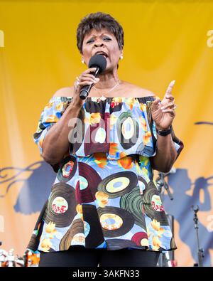 6 maggio 2017 - New Orleans, Lousiana, U. S - IRMA THOMAS durante il New Orleans Jazz & Heritage Festival a New Orleans, Louisiana (immagine di credito: © Daniel DeSlover via ZUMA Wire) Foto Stock